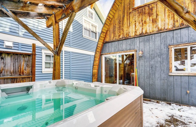 Half-Mi to Park City Mountain: Cabin w/Hot Tub!