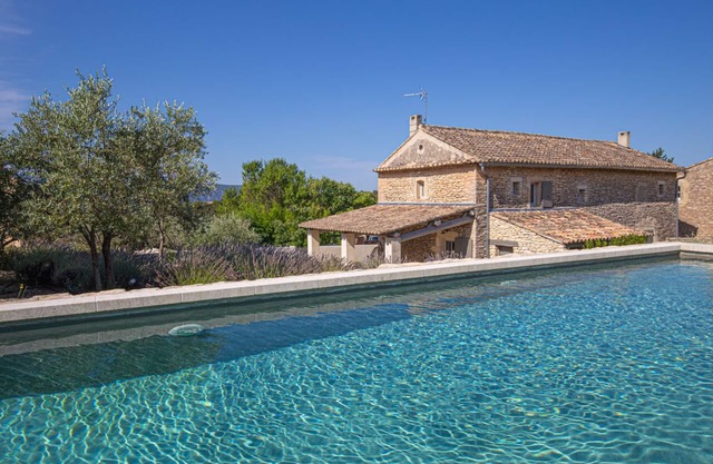 Hamlet house with pool, quiet, with great view, near Gordes