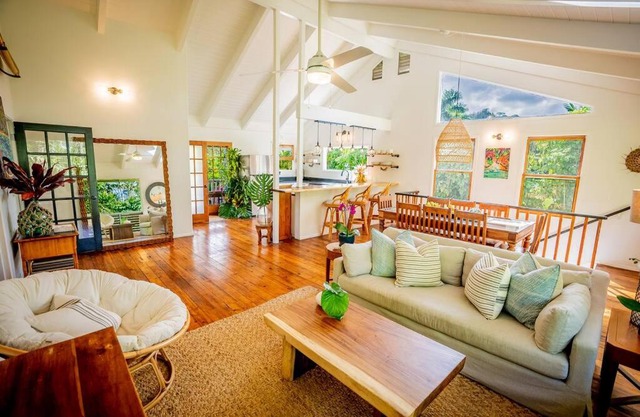 Hanalei Getaway~Walk to Hanalei Bay/town, sleeps12