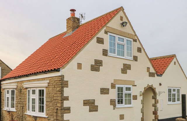 HANGING HILL FARM COTTAGE, romantic, with open fire in Malton