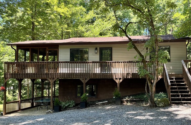 Happy mtn. home, enjoy 7 acres & 2 ponds, 1/2 mile to DuPont State Forest gate!