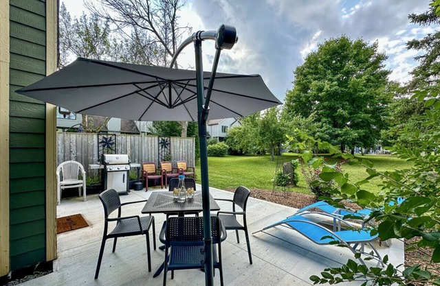 Happy Valley Spacious Family Townhome.Dog Friendly.Minutes to Blue Mountain