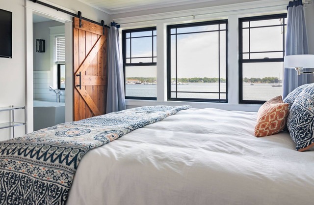 Harbor View Landing - The Mystic Waterfront House - Second Floor Only