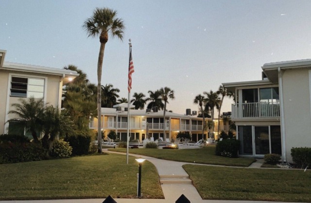 Harbour Lights Bayfront Condo. 5 minute walk to the Moorings beaches and shops.