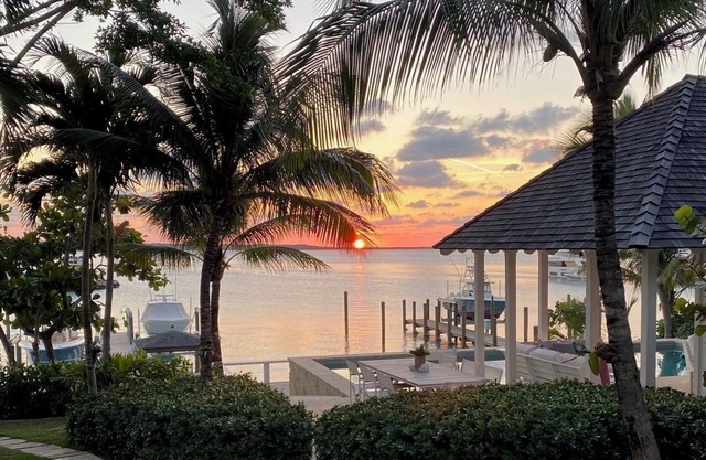 HARBOUR VIEW - Bayfront Bliss! Luxury escape, sunset views! Full Property Rental