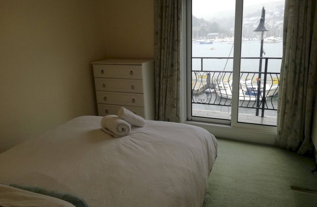 Harbourside 2 - Two Bedroom Apartment, Sleeps 5