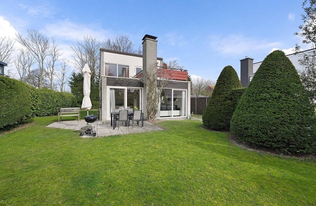 Haringvliet 11 is a cozy, light holiday home located in the front part of the North Sea Park.