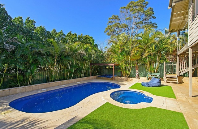 Harrys at Shelly Beach - family home with pool