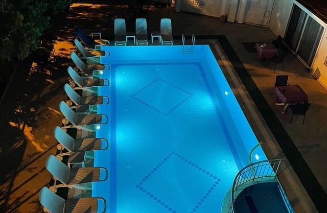 Has swimmingpool near everywhere