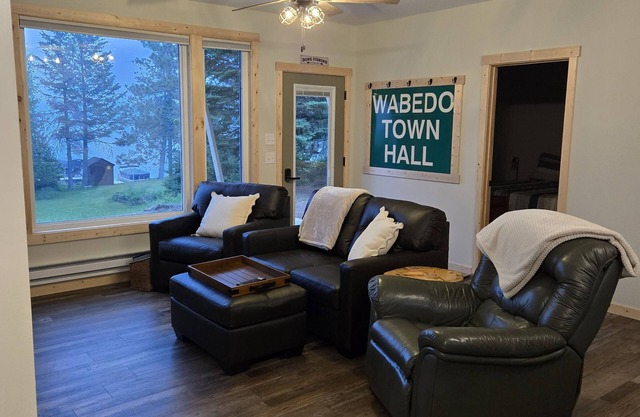 "Haufer Hall" - Charming 2-bedroom cabin on beautiful Little Boy Lake.