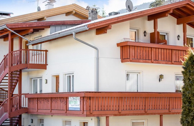 Haus Aue - Apartment 2 with Balcony, Mountain View & Wi-Fi; Parking Available, Pets Allowed