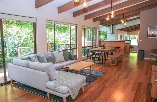 Haus on Houghs : Space and style in Bright