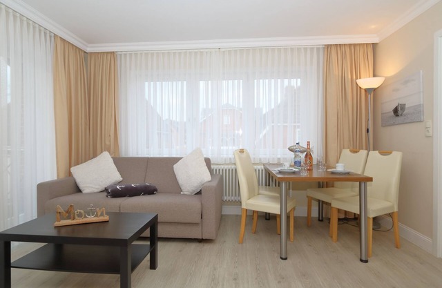 Haus Sarah 5 is located directly on the beach in the heart of Westerland. The beach crossing to Westerland's central beach is about 200 meters away. The house has 8 modern and comfortably furnished vacation apartments for.