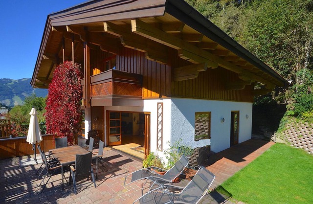 Haus Thumersbach - spacious house with sauna and large terrace in a quiet location, ski bus 150m
