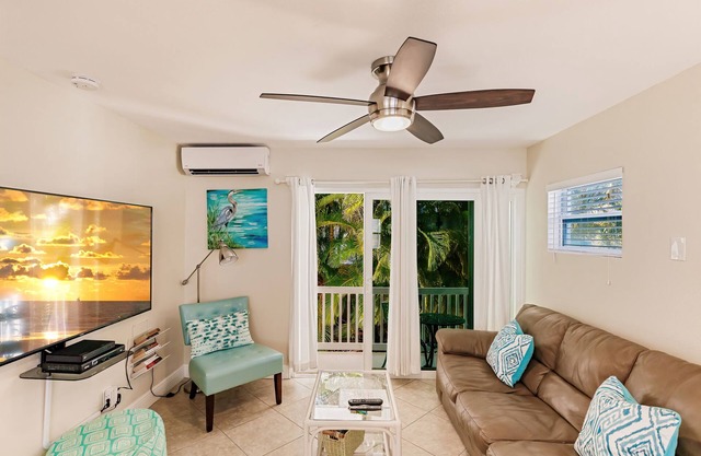 Haven cottage Across street from beach and Heated Pool