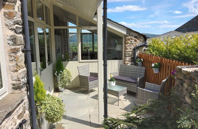 HAWKRIGG COTTAGE, family friendly, with a garden in Kirkby Lonsdale