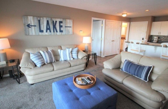 Hawks Nest Condo - Beutiful Lake View! Walk in - no steps! - 2 Full Beds - Best Price & Location!