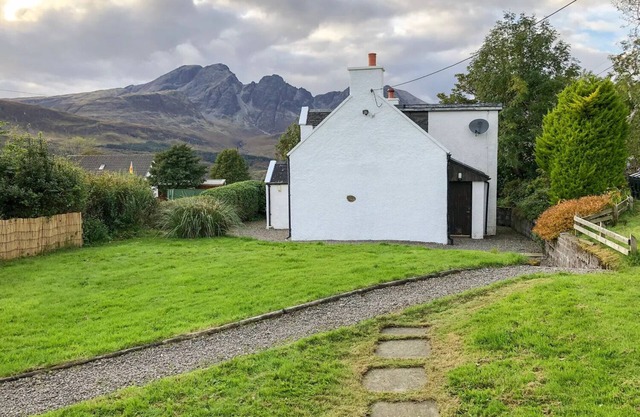 HAWTHORN DENE, pet friendly, cosy croft cottage with mountain views in Torrin