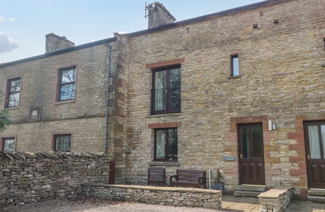 HAYLOFT COTTAGE, pet friendly, with a garden in Newbiggin-On-Lune