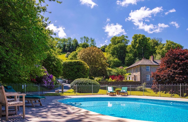 HAYTOR COTTAGE, luxury holiday cottage, with pool in Cornworthy