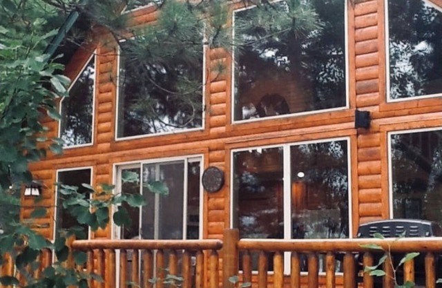 Hayward, Round Lake Retreat! Private dock, 3 kayaks, beautifully maintained!