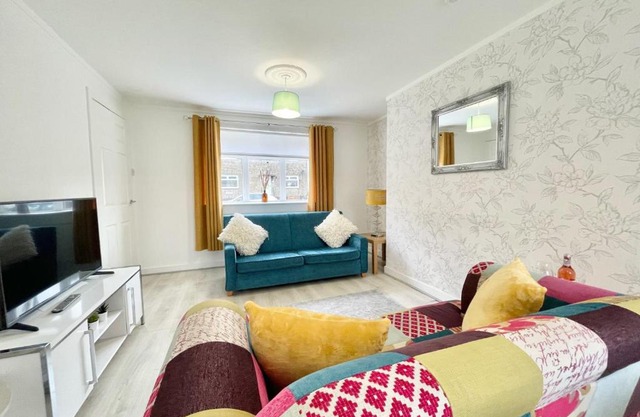 Hazel House - Vibrant 2 bed house in Wishaw