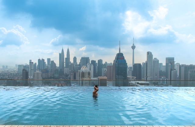 HC Studio @ Instaworthy Infinity pool (Netflix & Wifi provided)