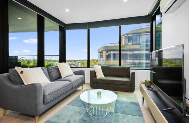 Heart of Glen Waverley - Pool + Gym + Parking