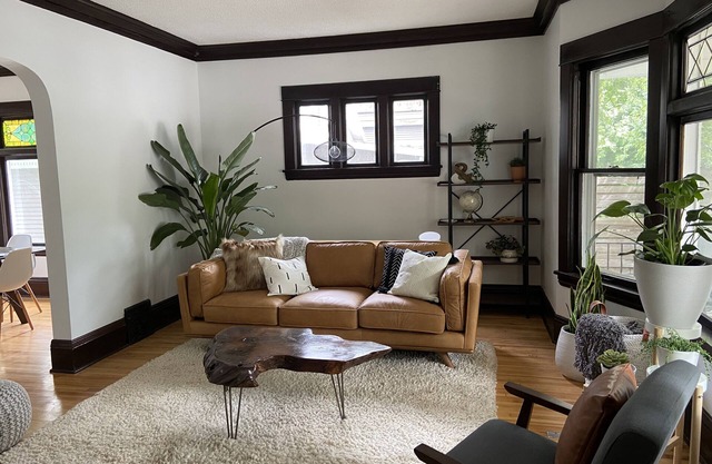 Heart of Lakes & Uptown -walk to coffee, lakes and shops + mins from MOA and DT