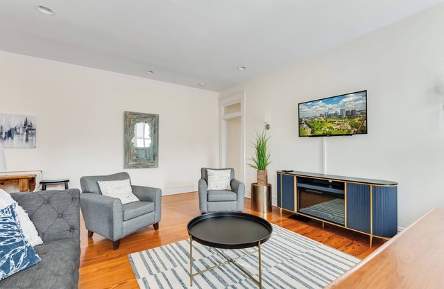 Heart of the Fan: 2BR/2BA Strawberry Street Stay