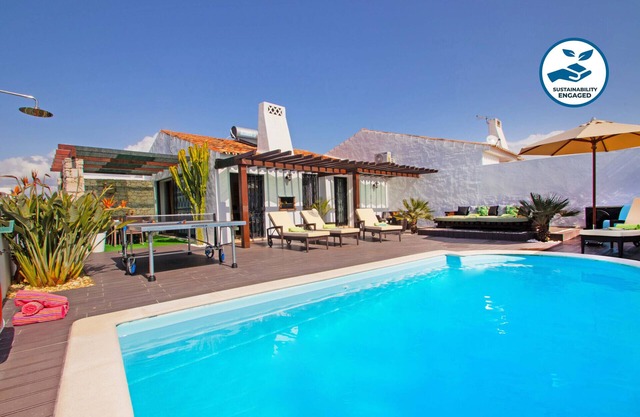 Heatable pool & BBQ in central Oura location
