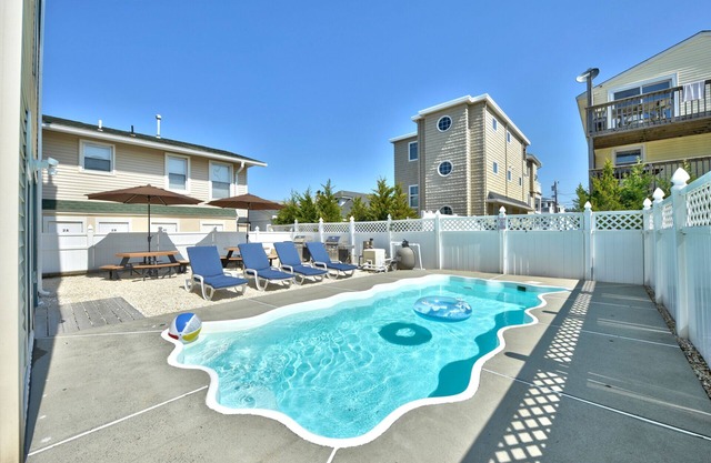 HEATED Inground Pool, 3rd from the Beach with Amazing Beach Views, New & Modern