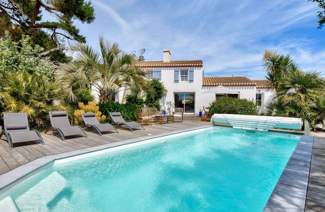 Heated pool, 800 m from the beach, villa for 8