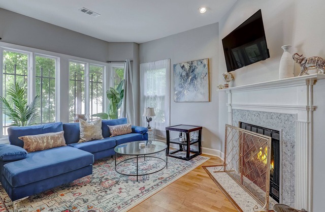Heated Pool Access, 2 blocks from Forsyth Park!