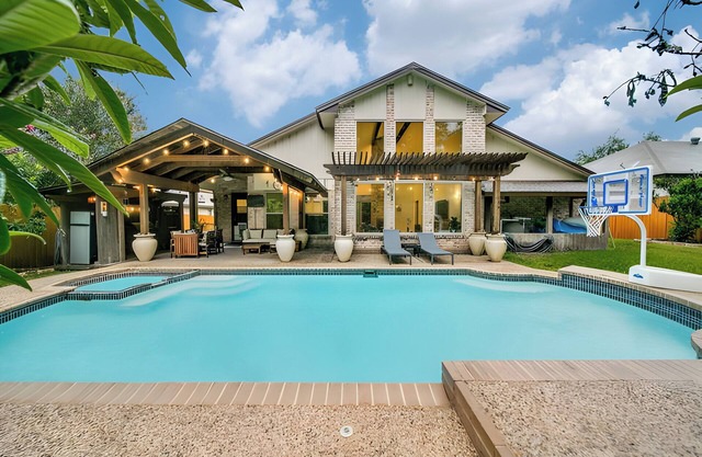 Heated pool & hot tub close to six flags!n