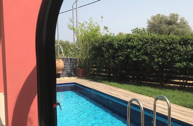 Heated Pool, Walking distance to beach, Continental breakfast included