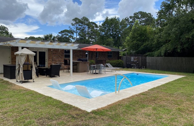 Heated Private Pool - 15 mins to Downtown