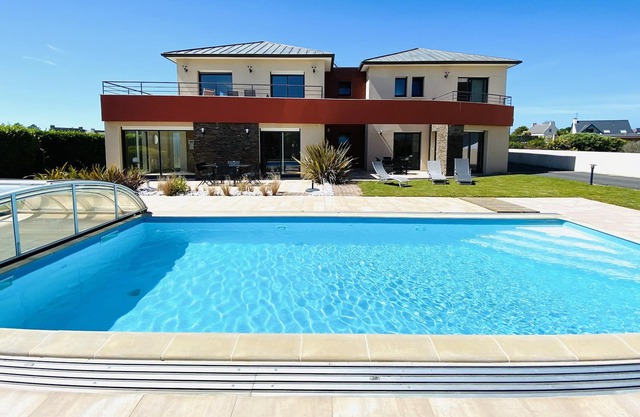 HEATED PRIVATE SWIMMING POOL - Villa sleeps 15 300m from the beach