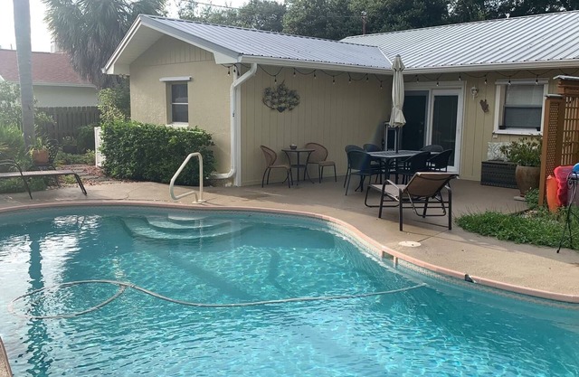 Heated salt water pool, close to beaches, includes free pass to Honeymoon beach