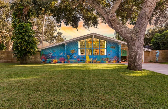 HeatedLargePool~Walk2Beach~FirePit~MiniGolf~2Kings~BeachGear~TikiHut~Bikes~Games