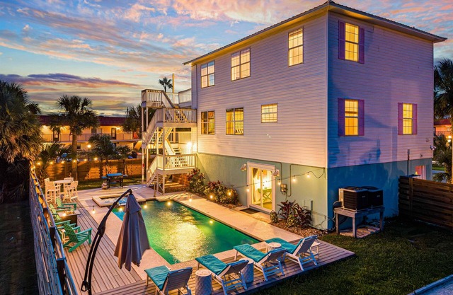 HeatedPool|HotTub|3min2Beach|GameRm|PetFriendly