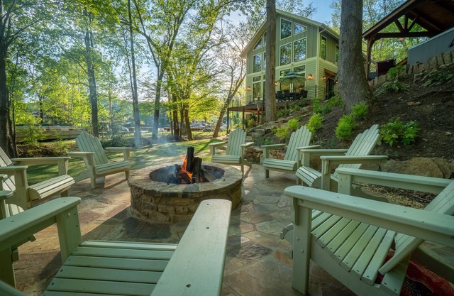 Helen's Newest & Most Luxurious - Located on the River & Walk to Downtown Helen