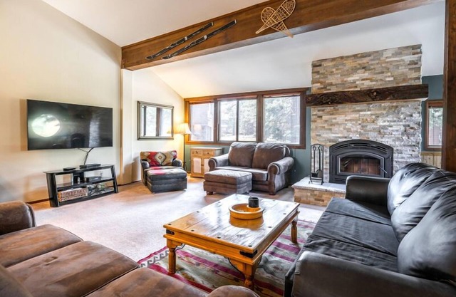 Helios S #5 - Pet Friendly 2 Bedroom 3 bathroom Townhouse, Just a short walk to Village Gondola