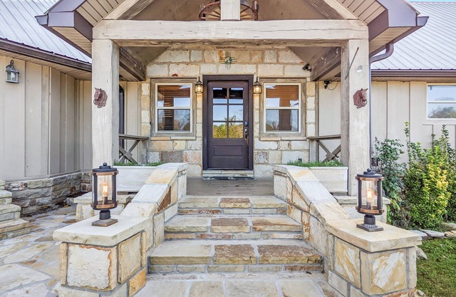 Hell Creek Lodge ~ sleeps 26 near town on 150 acres