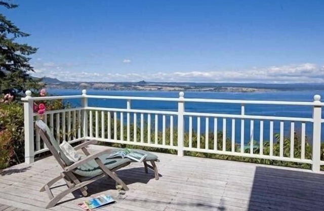 Hello House - Acacia Bay Holiday Home