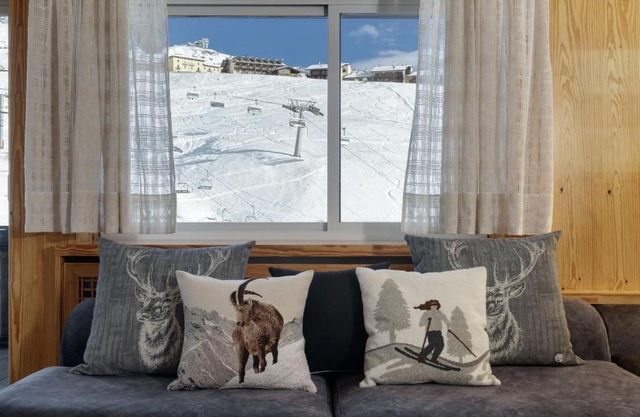 HelloCHALET - The View - Ski to door with Matterhorn view