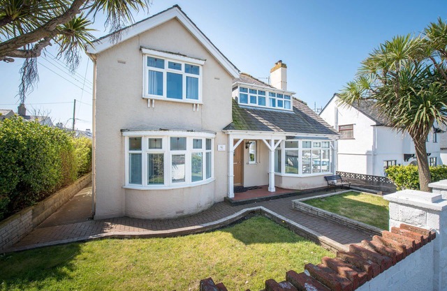 Hen Gi Mor : Spacious 4‑Bed Home with 3 Reception Rooms in Rhosneigr | Managed by Anglesey Holiday L