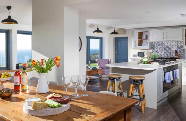 Hendra Cottage - LUXURY HOME WITH BREATHTAKING SEA VIEWS. DOG FRIENDLY.