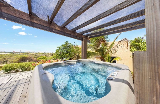 HH-SLEEPS 12, PRIVATE UNITS, INFINITY POOL, BBQ, HOT TUB AND AMAZING VIEWS