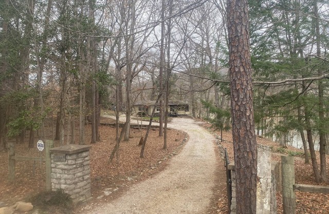 Hidden 2-bedroom Lake Cumberland cottage with lake view & access in Burnside KY